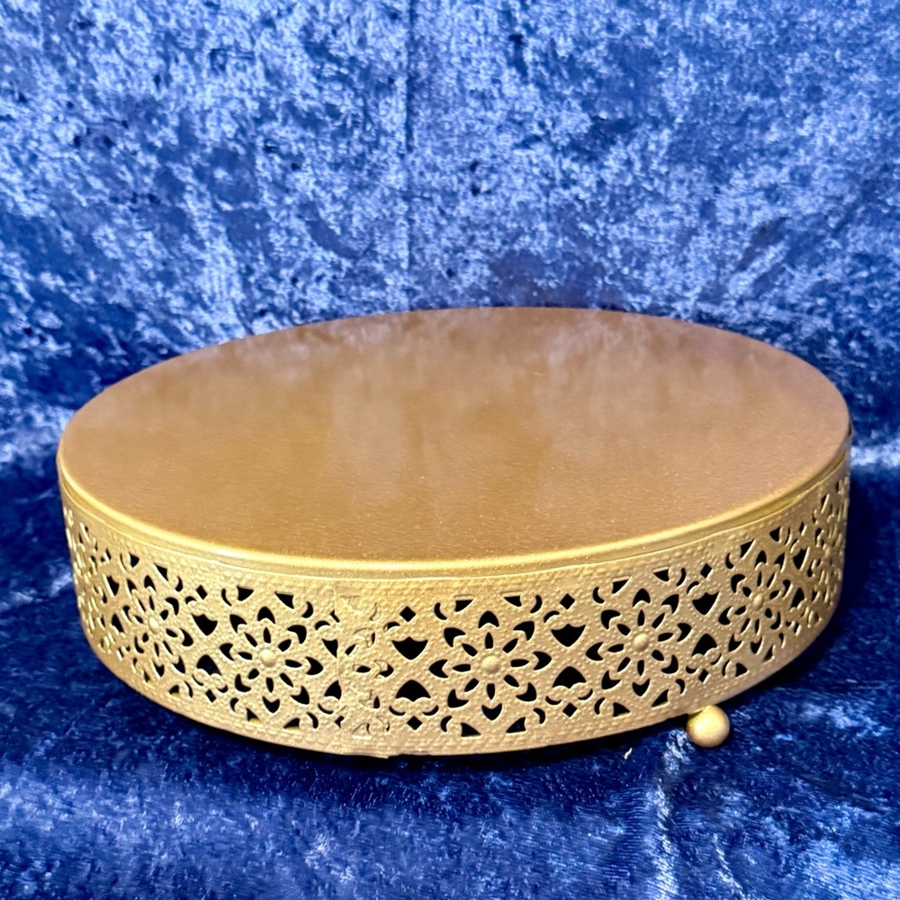 Decorative Gold Metal Cake Stand with Filigree Base